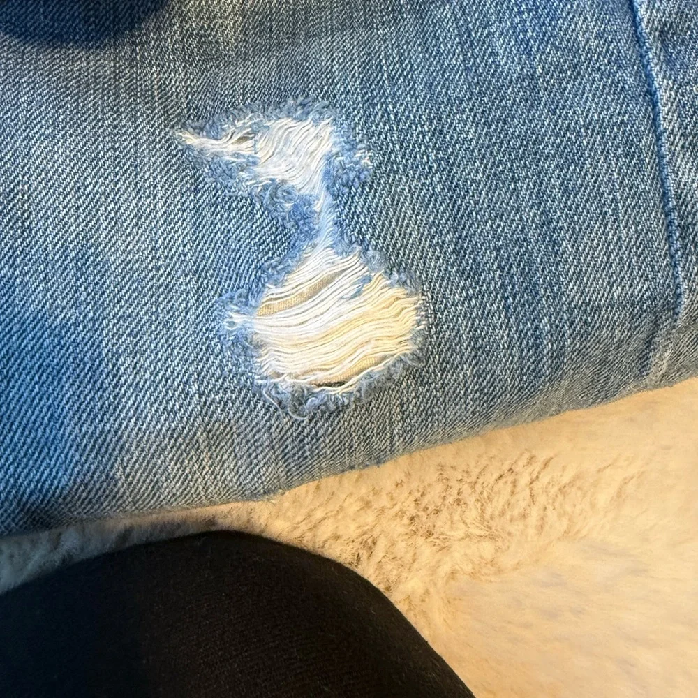 Vintage 501 25x32. Button fly. Distressed areas. Leather Levi’s branding label. - Picture 7 of 10